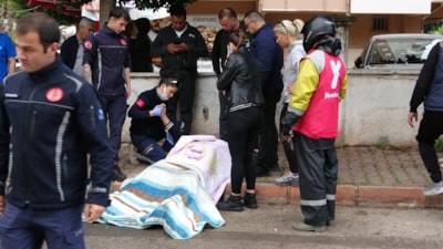 Antalya'da yaralıları şemsiye ve battaniye ile korudular