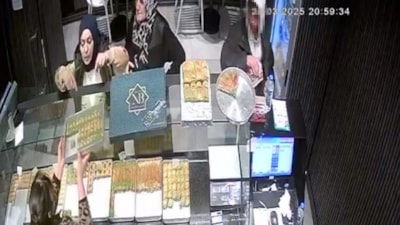 İstanbul'da dükkandaki sadaka kutusunu çalan şüpheli kamerada