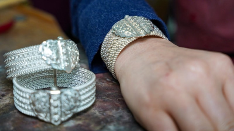 İlmek ilmek işleniyor; Gelinlerin yeni gözdesi! İşte Tokat bileziği...