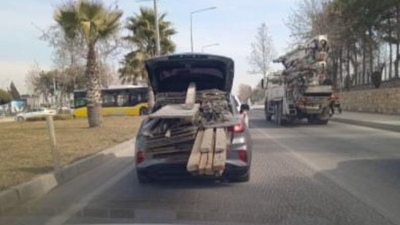 Adıyaman'da bagaja yüklediği tahtalarla trafikte seyretti