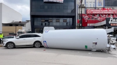 Kocaeli'de tırdan düşen gaz tankı, 2 araca çarptı