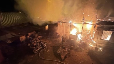 Denizli'de çıkan yangında depo olarak kullanılan ev harabeye döndü