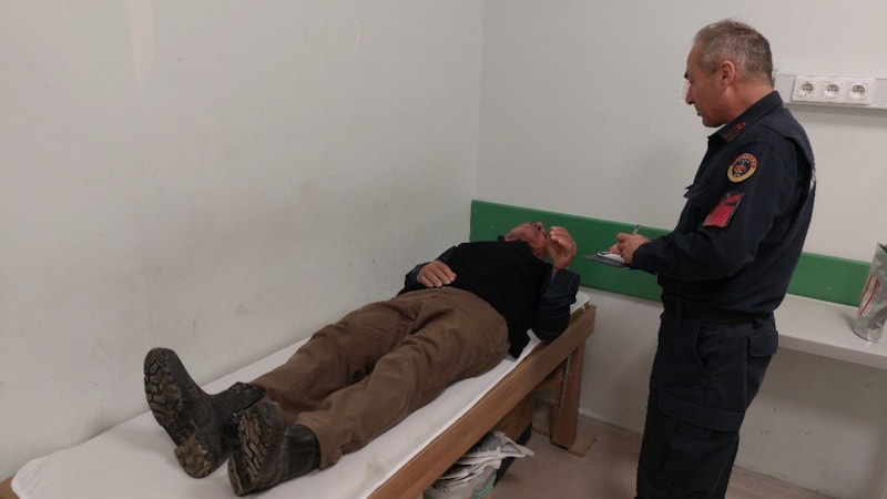 Samsun'da sokak köpeğinden kaçan yaşlı adam motosikletten düştü