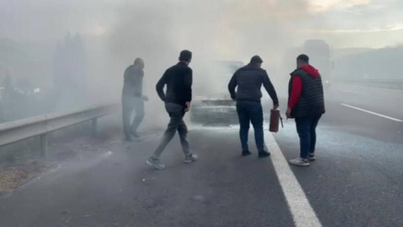 Düzce'de otoyolda yangın: Vatandaşlar ve jandarma söndürdü