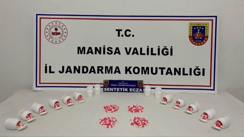 Manisa'da aranan şahsın üzerinde yüzlerce sentetik hap ele geçirildi