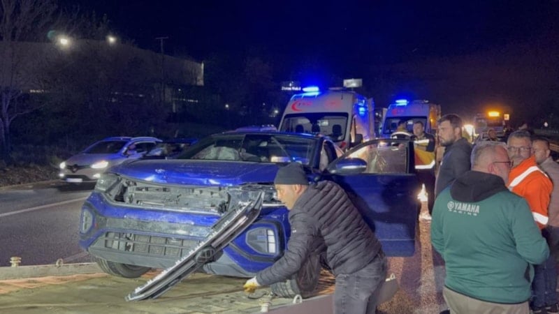 Düzce'de otoyolda 4 araç birbirine girdi: 8 yaralı