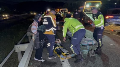 Düzce'de yaralı sürücü özel eşyaları için ambulanstan indi