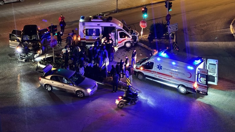 Antalya'da ambulans ile otomobilin çarpıştığı kazada 9 kişi yaralandı