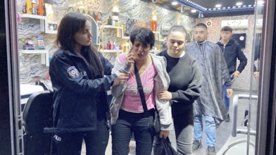 Aksaray'da esnafa rahatsızlık veren kadın, polise hakaret etti