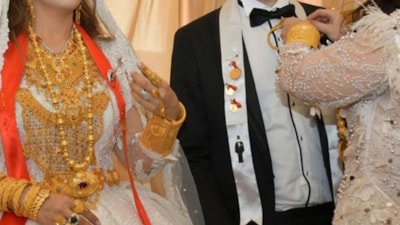 Ne geline, ne damada; Düğün takıları artık ona gidiyor...