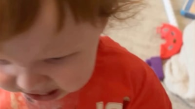 İngiltere'de bebek dedesinin küllerini yedi