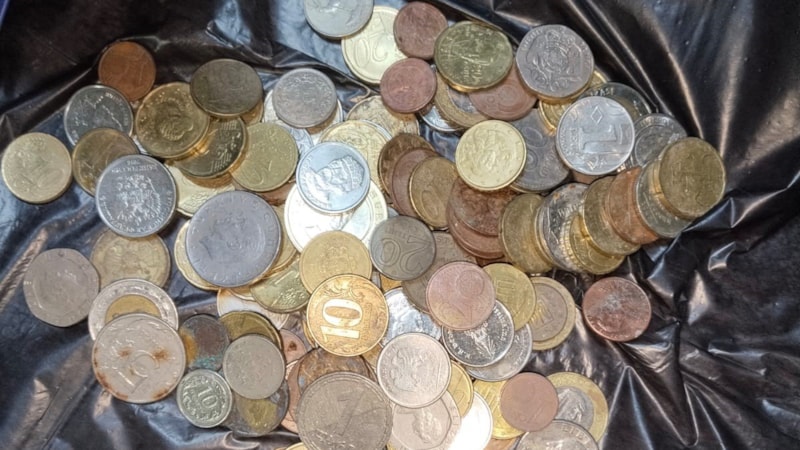 Antalya'da dilencinin üzerinden 15 farklı ülkenin para birimine ait madeni para çıktı