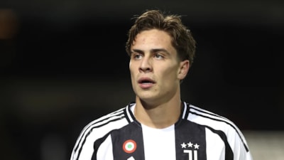 Kenan Yıldız seccadeyle namaza giderken görüntülendi