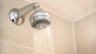 Duş yasağı getirildi: Borulara bakteri yayıldı!