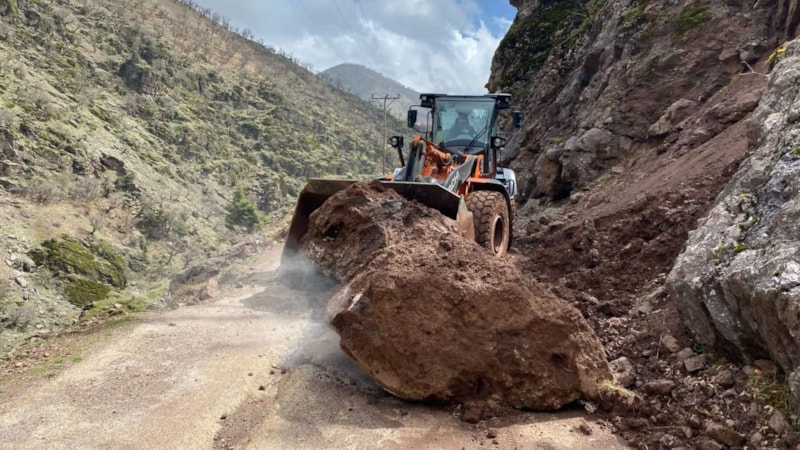 Batman'da heyelanlar, 60 yolu kapadı