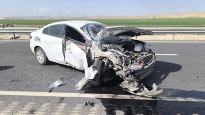 Mardin’de otomobil demir bariyerlere çarptı