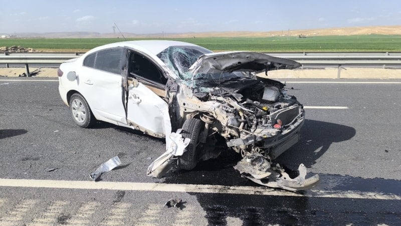 Mardin’de otomobil demir bariyerlere çarptı
