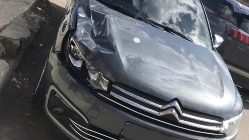 Ağrı'da yola kaçan topunu alan çocuğa otomobil çarptı