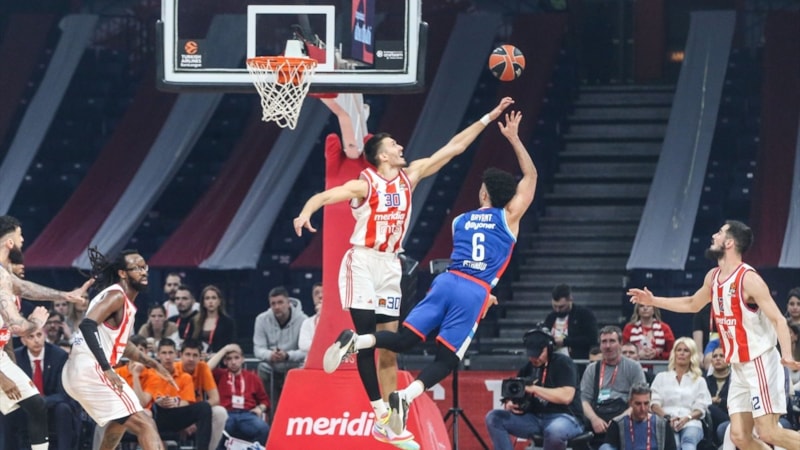Anadolu Efes, Kızılyıldız'ı deplasmanda yendi
