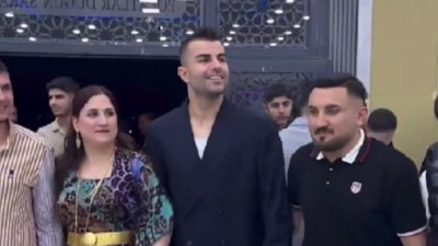 Abdülkerim Bardakcı, düğünde halay çekti