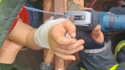 Hatay'da çocuğun kolu demir korkuluğa saplandı