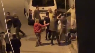 İstanbul'da komşu iki ailenin park yeri kavgası kamerada