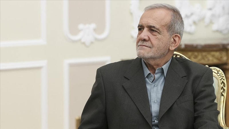 Mesud Pezeşkiyan, lüks geziye giden yardımcısını görevden aldı