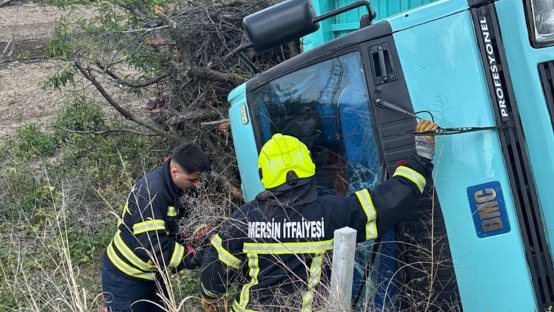 Mersin'de seyir halindeki kamyon devrildi