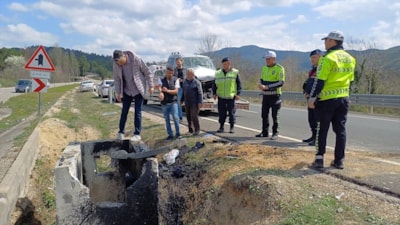 Karabük'te otomobil beton menfeze çarptı