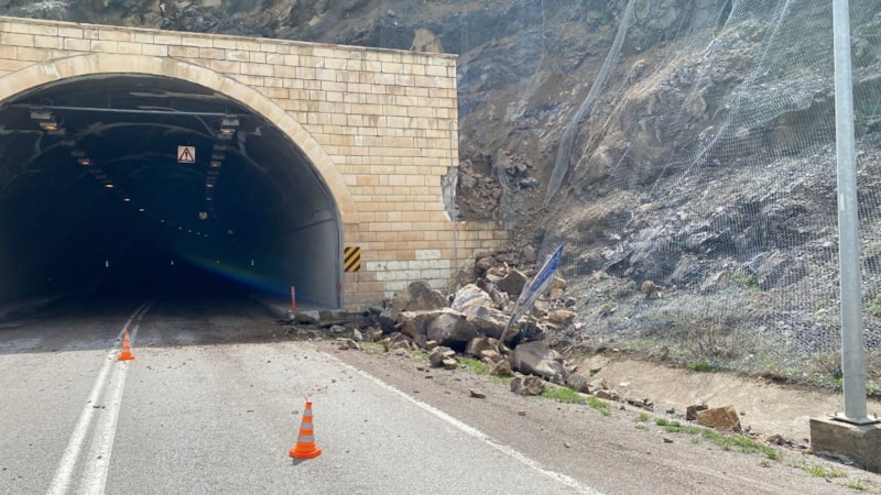 Gümüşhane’de tünel çıkışında heyelan yolu kapattı