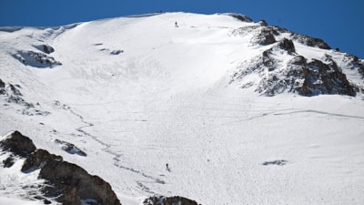Artos Dağı'nda çığ altında kalan kayakçı kendi kendine kurtuldu