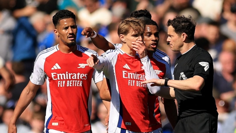 Everton - Arsenal maçında ilginç anlar! Bitiş düdüğü erken çaldı