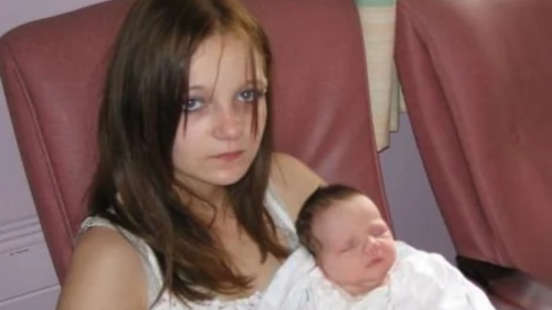 İngiltere'de 12 yaşında anne oldu