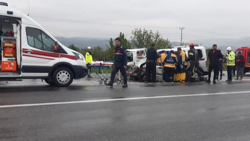 Denizli'de otomobiller kafa kafaya çarpıştı: 4 yaralı