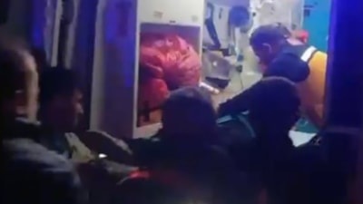 Kahramanmaraş'ta üçüncü kattan başka bir evin çatısına düştü