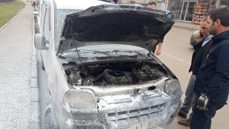 Van'da seyir halindeki aracın motorunda yangın