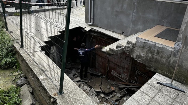 Pendik'te 4 katlı binanın bahçe zemini çöktü