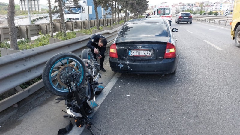 Samsun'da motosiklet otomobile çarptı