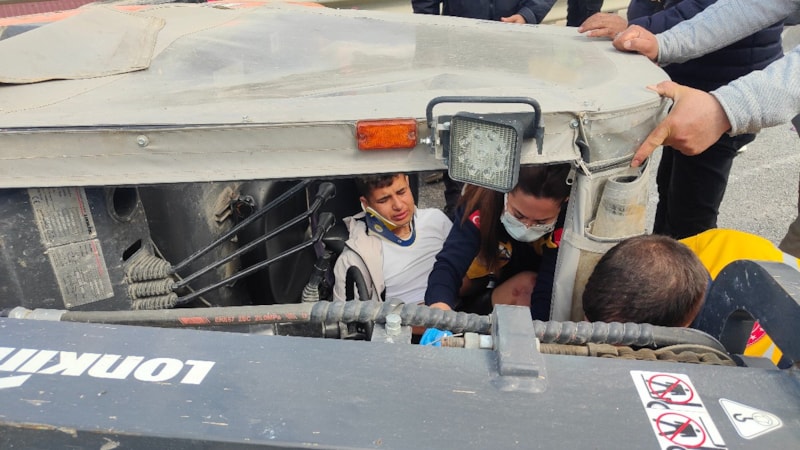 Aydın'da forklift devrildi, genç işçi altında kaldı