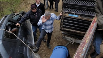 Trabzon'da otomobil uçurumda mahsur kaldı