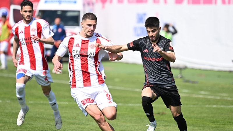 Ümraniyespor - Pendikspor maçında gol sesi çıkmadı