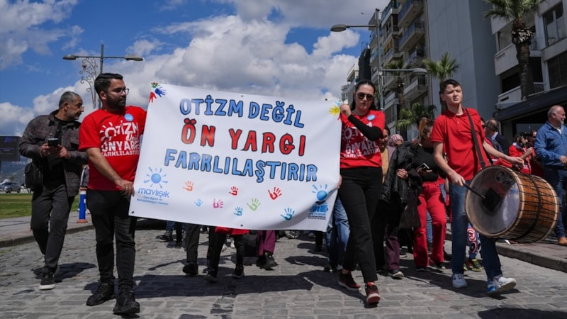 İzmir'de otizm farkındalığı için yürüyüş