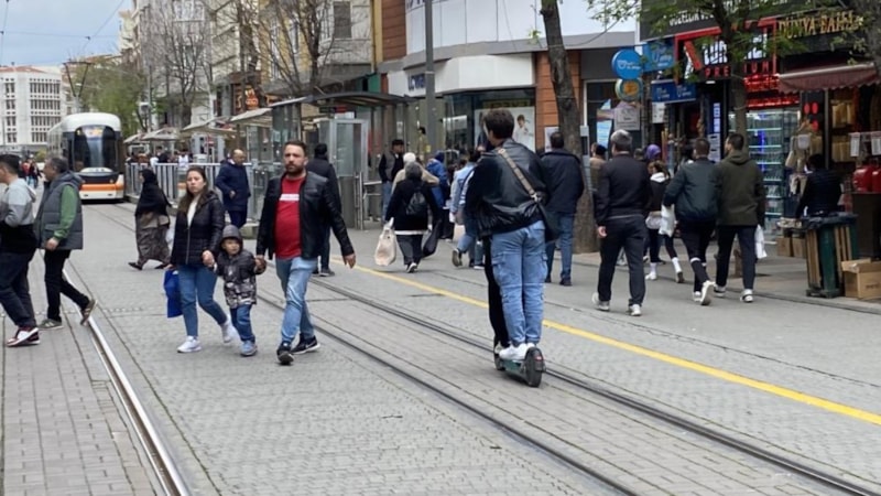 Tramvay yolunda aynı scooter'a bindiler, önlerine gelene zil çaldılar