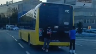 İstanbul'da patenciler İETT otobüsüne tutunarak ilerledi