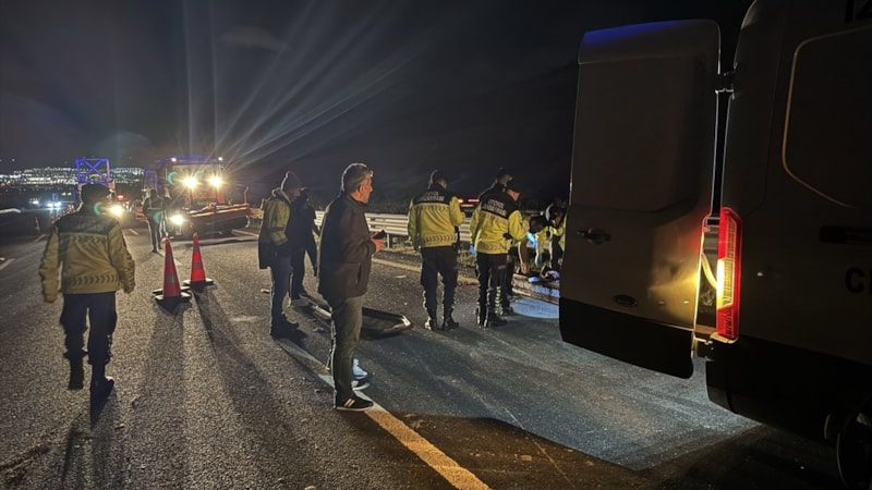 İzmir'de devrilen minibüsteki 1 kişi öldü, 10 kişi yaralandı