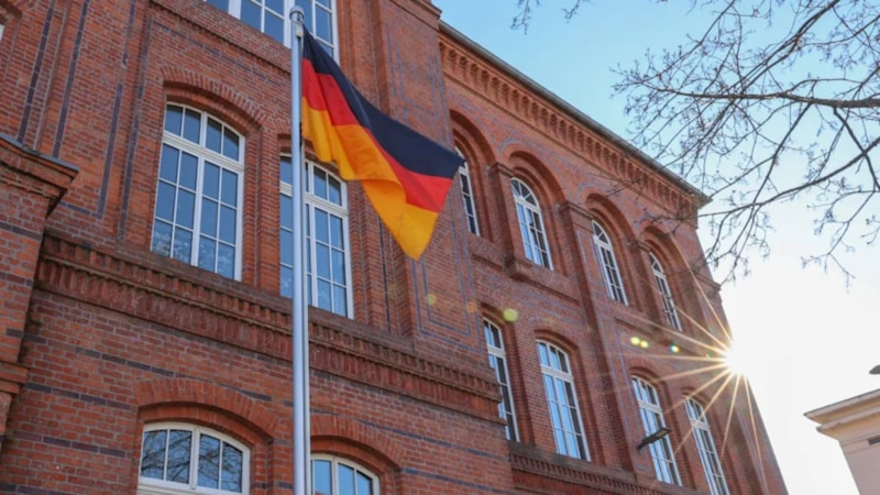 Almanya’da okullarda bayrak polemiği: Türkiye örnek gösterildi