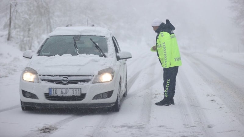 Trakya'da kar yağışı etkisini artırdı: Kar kalınlığı 15 santimetreye ulaştı