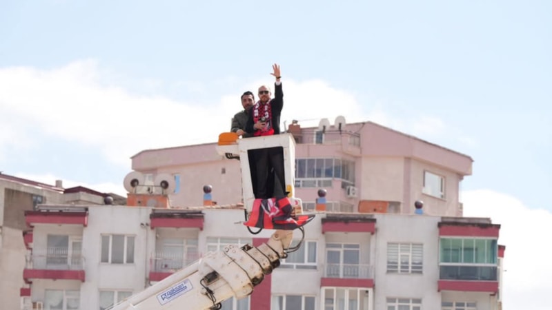 Uşakspor'un başkanı takımı vincin üzerinden izledi
