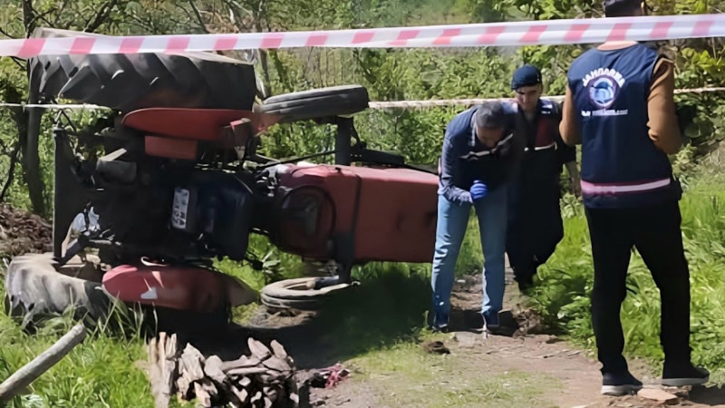 Sakarya’da devrilen traktörün sürücüsü öldü