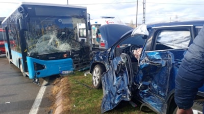 Sivas’ta halk otobüsü ile cip çarpıştı: 3 yaralı